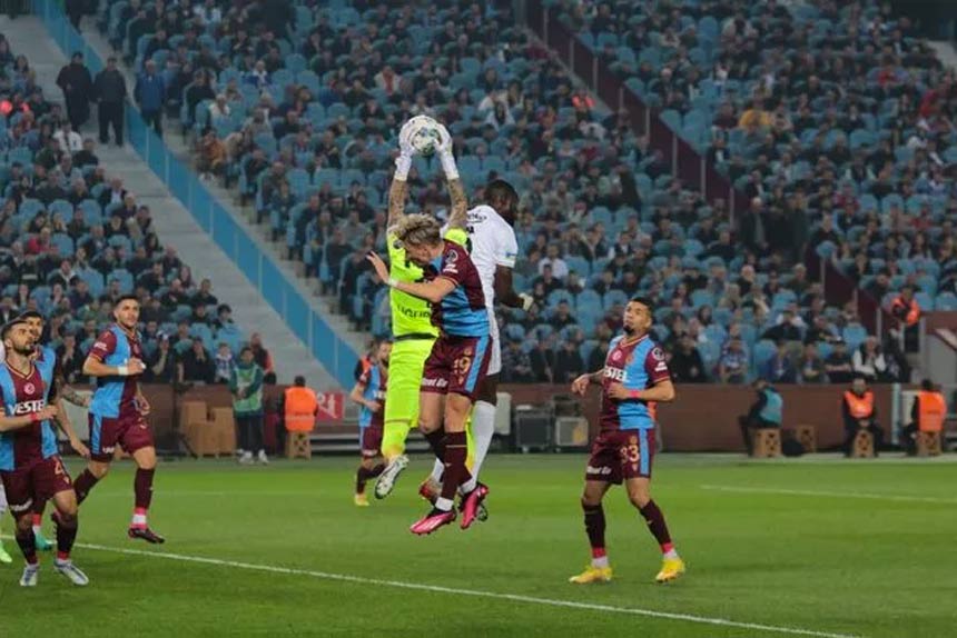 Beşiktaş-Trabzonspor derbisinin kazananı en yakın rakipleri!