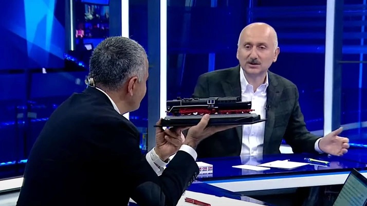 Bakan Karaismailoğlu'ndan hızlı tren duyurusu! 2 saate düşecek…