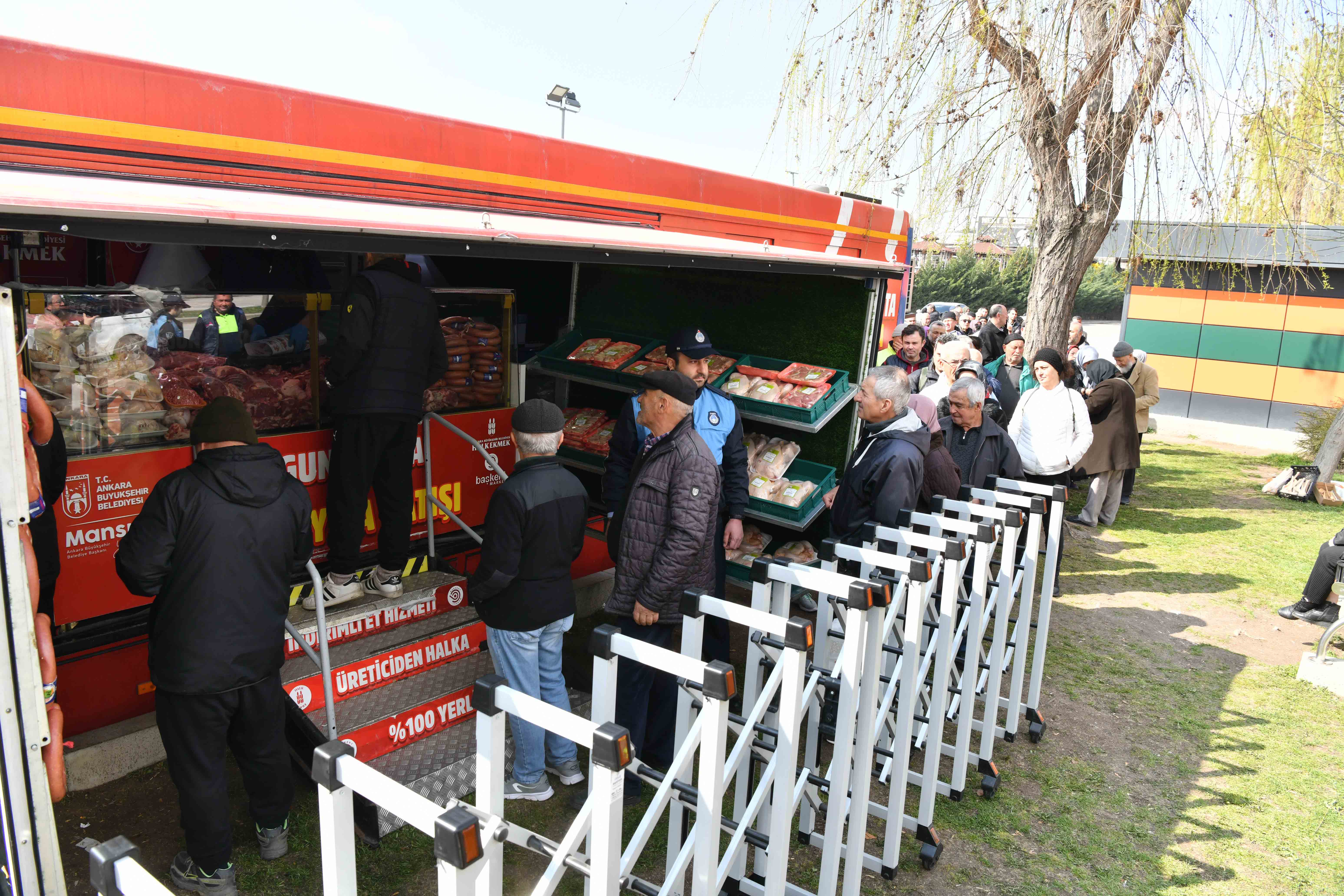 Ankara Büyükşehir Belediyesi'nin ucuz et satışı sürüyor