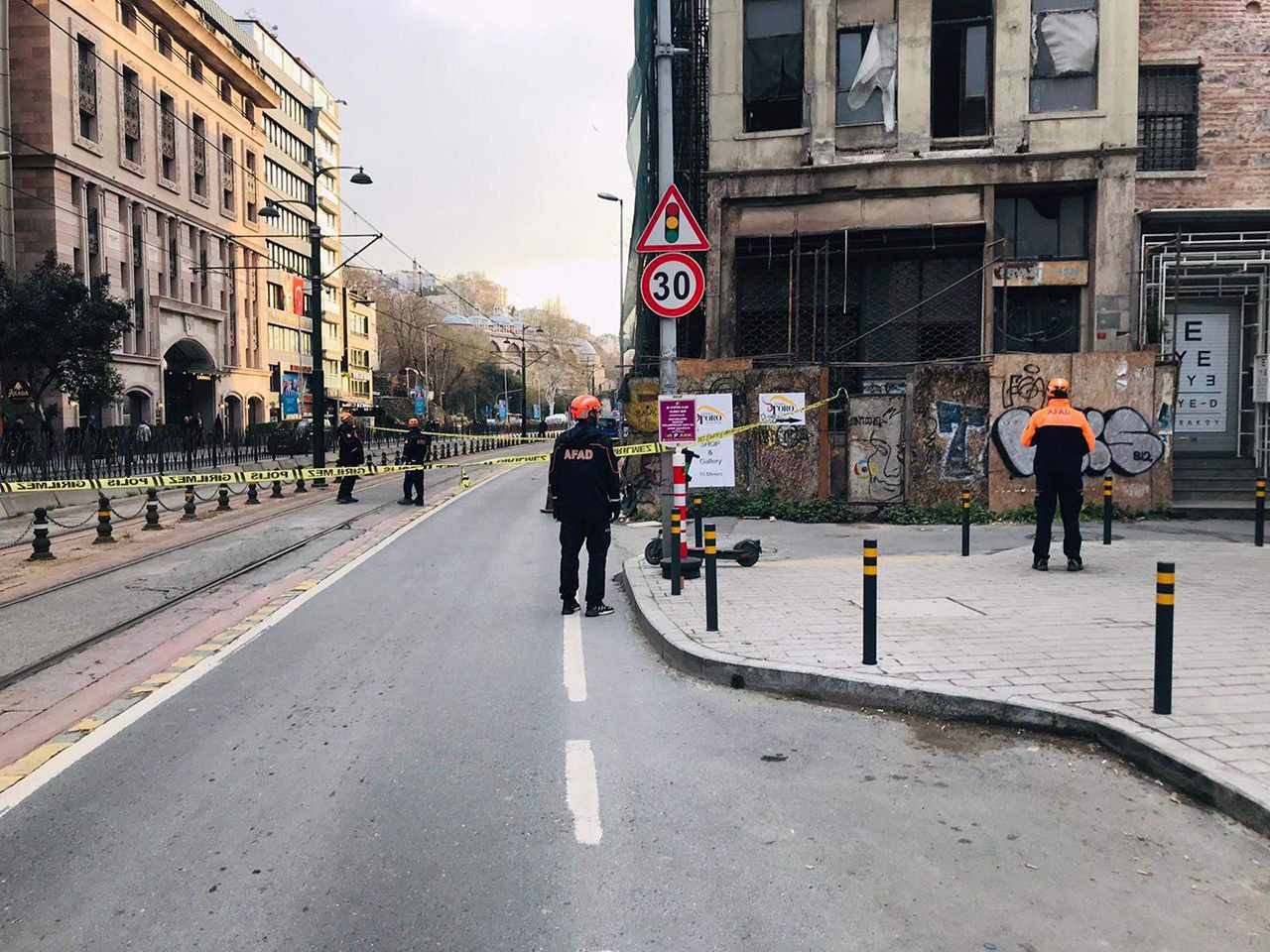 İstanbul'da 5 katlı metruk bina çöktü! Tramvay seferleri durduruldu