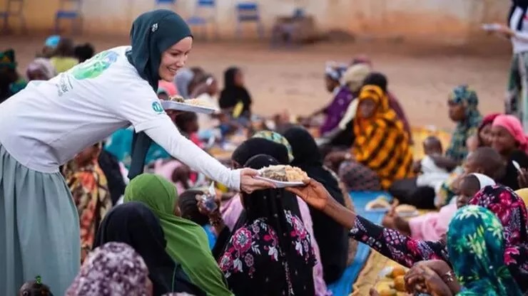 Gamze Özçelik'ten depremzedeler için iftar yemeği