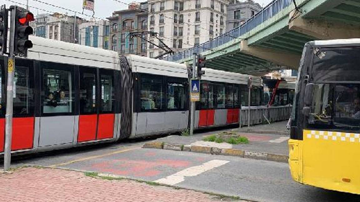 Aksaray'da korkutan kaza! İETT otobüsü ile tramvay çarpıştı