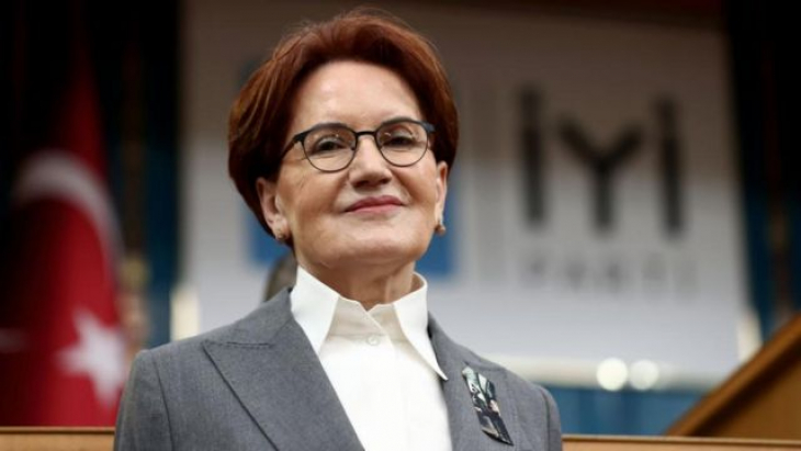 Meral Akşener'den kadın gazetecilere jest!