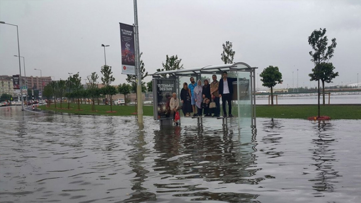 İstanbullular dikkat beklenen yağış bu akşam! Sel ve su baskını uyarısı geldi