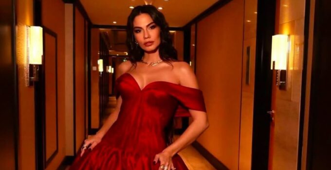 Demet Özdemir, Dubai’de düzenlenen DIAFA Ödül Töreni’nde! Kırmızı gelinliğiyle göz kamaştırdı