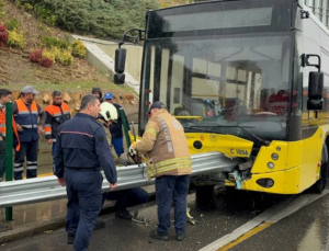 İstanbul’da korkunç kaza! İETT otobüsü bariyere saplandı