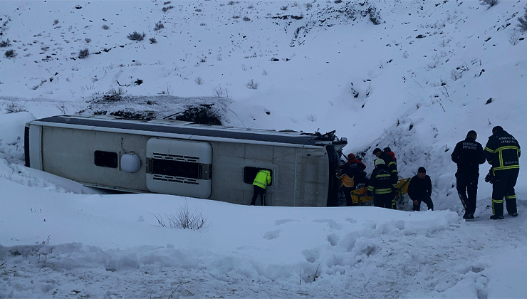 Erzincan’da bir yolcu otobüsü şarampole devrildi