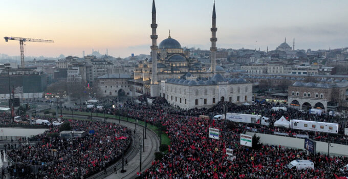 Galata Köprüsü’nde Filistin eylemi: Bilal Erdoğan’dan sert açıklamalar