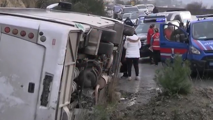 İzmir-Aydın yolunda minibüs devrildi: Çok sayıda yaralı var!