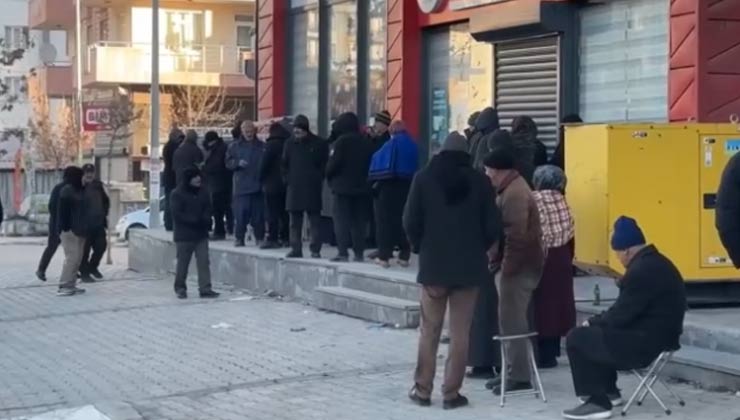 Vatandaşlar soğukta saatlerce et kuyruğu bekledi! “Biz Emeklilerin Bir Tek Tabut ve Mezarı Eksik”